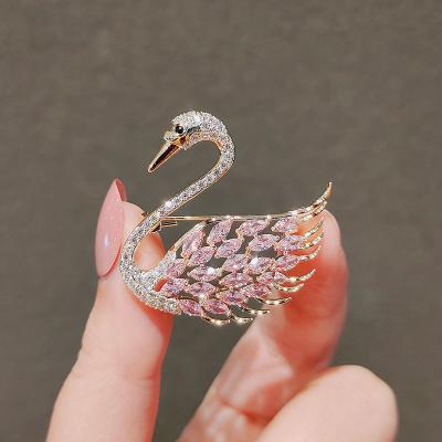 China Durable Wholesale Fashionable Japanese Luxury Fashion Brooch High Grade Brooch Swan Brooch Light for sale