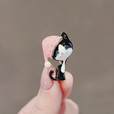 China Unisys 2022 New Fashion Cartoon Christmas Cat Brooch Popular Brooch Pin Durable Copper Pin for sale