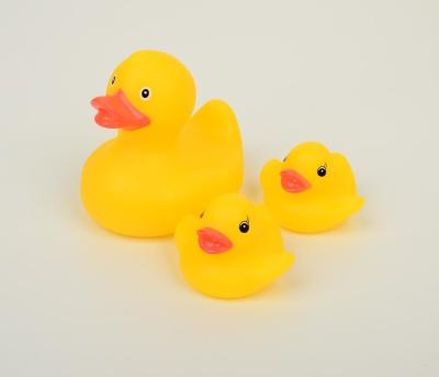 China Cute Floating Bath Mini Rubber Ducks Family With Two Baby Duckies Water Resistant for sale