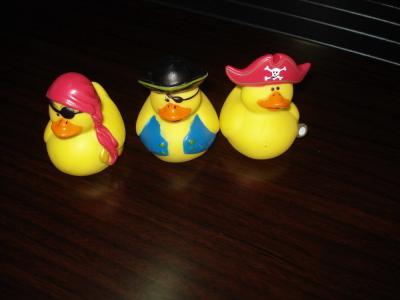 Chine Trois mini canards en caoutchouc de pirates jaunes ont placé le PVC qui respecte l'environnement de beau jouet avec le logo fait sur commande à vendre