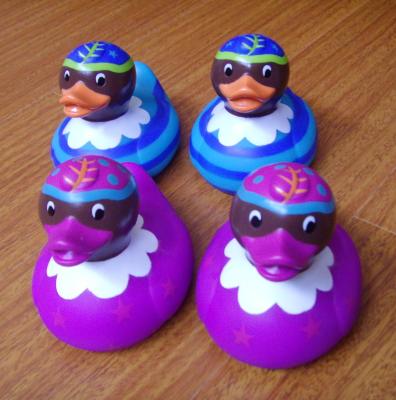 China Purper Rubberducky-Badspeelgoed, het Gepersonaliseerde het Drijven Rubbereendenster Schilderen Te koop