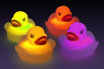 Chine Ensemble mignon en caoutchouc instantané activé par capteur de l'eau, canard de la température de Bath de bébé de lumière clignotante à vendre