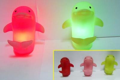 Cina La lampada di notte del delfino accende il giocattolo infiammante delle anatre LED del bagno per la decorazione della stanza del letto in vendita