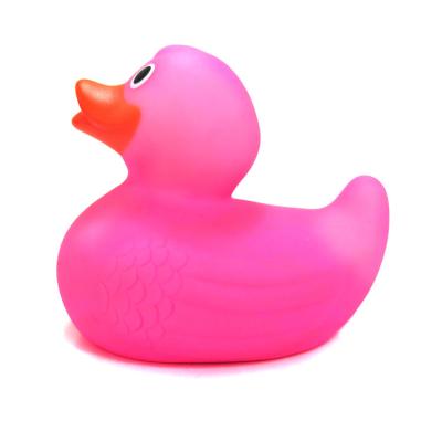 Chine Les canards en plastique minuscules mous de piscine de jouet de salle de bains de bébé flottent les cadeaux roses de canards en caoutchouc à vendre