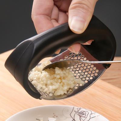 China Simple Household Viable Kitchen Stainless Steel Garlic Press Garlic Mud Tool Fruit and Vegetable Tool Garlic Mud Kitchen Instrument for sale