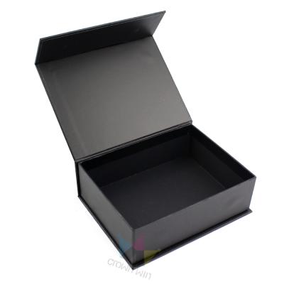 China Recycled Materials Custom Logo Cardboard Magnetic Closure Paper Packaging Box for sale