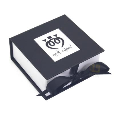 China Recycled Materials Custom Wig Boxes Like Magnetic Closure Gift Box With Ribbon for sale