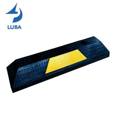 China Reflective Durable 550X150X100Mm Parking Garage Truck Rubber Wheel Stopper for sale