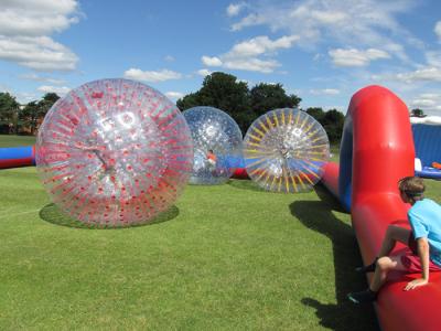 China Bedecken Sie roter Schnur aufblasbarer Zorb-Ball-aufblasbaren menschlichen Hamster-Ball 2.8m x 1.8m Durchmesser mit Gras zu verkaufen