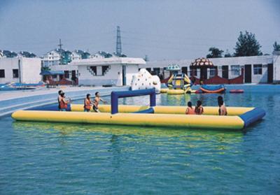 China Los juegos inflables del deporte del voleibol de los juegos del agua del lago para el agua parquean en venta