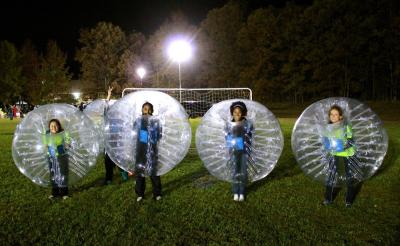 China Medio balón de fútbol clasificado de la burbuja de Tpu del color ser humano inflable con la correa desmontable en venta