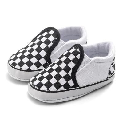 China Newborn Classic Flat Controller Grid Elastic Band Sports Shoes Black and White Baby Boys Cube Lattice Canvas Shoes for sale