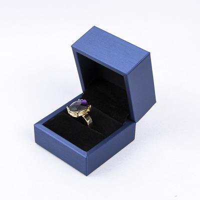 China Beautiful low-key luxury elegant hot sale popular propose wedding velvet small packaging ring box with logo for sale