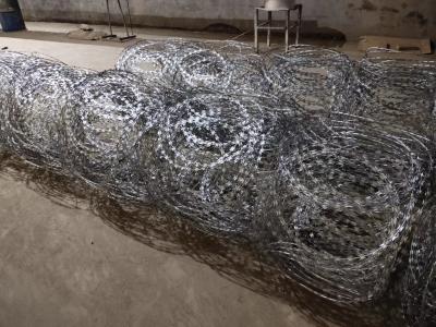 Cina Il filo spinato del rasoio del recinto di filo metallico del rasoio di prezzo franco fabbrica/ha galvanizzato il cavo a fisarmonica del rasoio in vendita