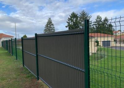 China 3d curvó el alto soldado con autógena el panel de Mesh Garden Fence el 1.8m del alambre con el listón ultravioleta plástico del Pvc en venta