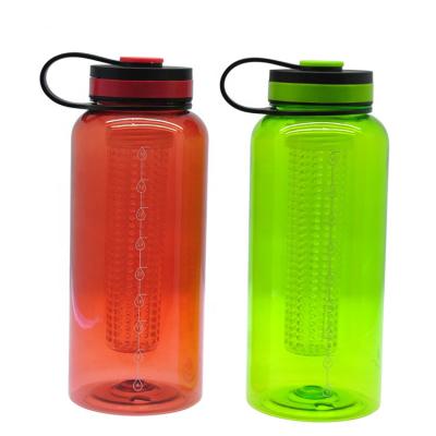 China Sustainable BPA Free Sports Tritan Fruit Infuser Water Bottle With Fruit Infusion Insert For Sports Drinks 1000ml for sale