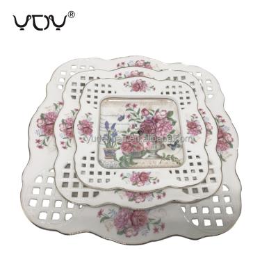 China Sustainable Royal Fine Modern Porcelain Wedding Cake Stand Designer 3 Tier Ceramic Cake Plates Set With Gold Rim for sale