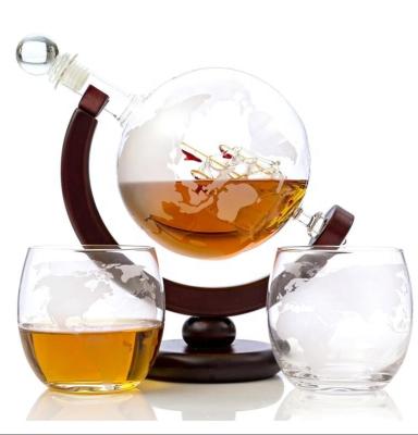 China 850ml Stocked Etched Globe Whiskey Glass Whiskey Decanter Gift Set With Wooden Base for sale