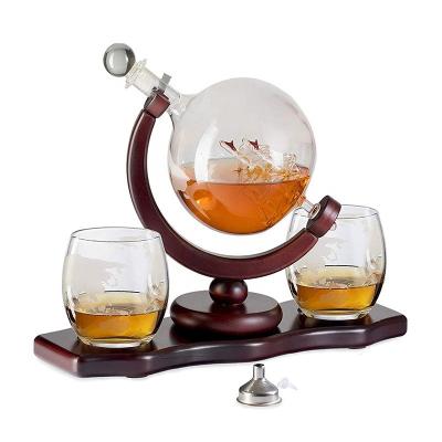 China OEM AND ODM 66Handmade Borosilicate Glass Decanters Glass Whiskey Decanter With Glass Globe Decanter for sale