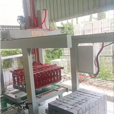 China 300 To 3000Kg Capacity Robotic Automatic Palletizing System Gantry Palletizer System for sale