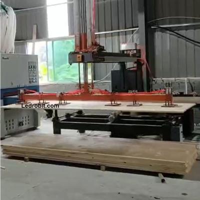 Chine Machine de chargement et de déchargement de planches de bois de construction en acier contrôlée par PLC avec écran tactile LCD à vendre