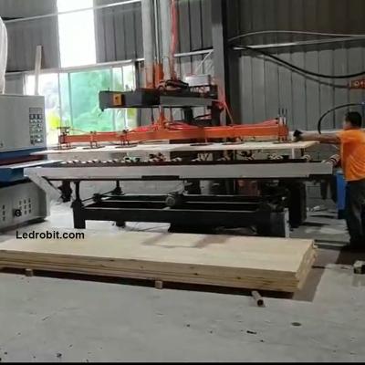 Chine Machine automatique de chargement et de déchargement de planches en acier Déchargeur en bois avec contrôle PLC avancé à vendre