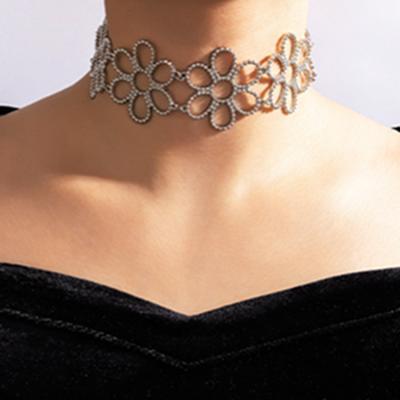 China YG-96 Wholesale FASHIONABLE Short Metallic Hollow Connected Silver Alloy Flower Neck Jewelry Women Neck Scarf for sale