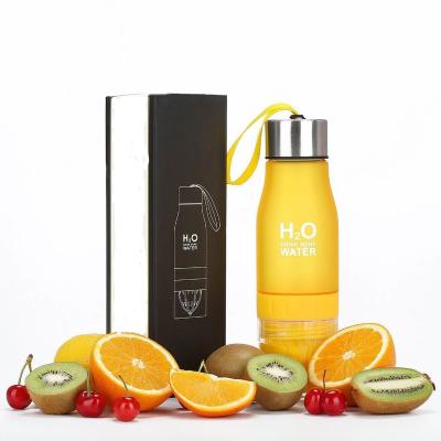 China Traditional H2O Fruit Infuser Water Bottle Lemon Squeezer Tumbler Bottle/Plastic Direct Drinking Water Bottles Outdoor Tour Citrus Squeezer for sale