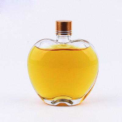 China Beverage Wholesale 125ml Apple Shaped Candy Drink Bottle Small Whiskey Vodka Glass Bottle for sale