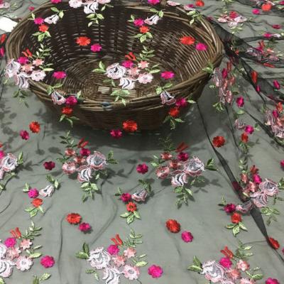 中国 多着色された花模様が付いている刺繍された花のレースの生地の網の布 販売のため