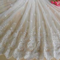 中国 型のスカラップで仕上げられた端が付いているウェディング ドレスのための対称の花のナイロン レースの生地 販売のため