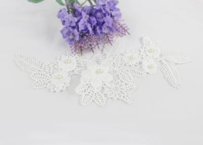 中国 刺繍されたレースつばのアップリケは服のための花のレースの首のアップリケに玉を付けた 販売のため