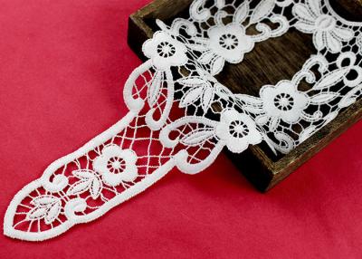 China Applique floral libre del cuello del cordón de la sustancia química larga retra para el paño nacional del traje en venta