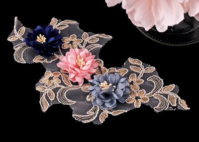 Cina Multi applique legato con corde del pizzo di colore 3D con un oro di tre fiori metallico in vendita