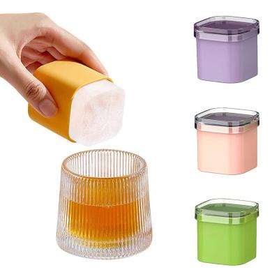 China 1.7 pulgadas personalizado bandeja de cubo de hielo extra grande colorido silicona moldes de cubo de hielo con tapa en venta