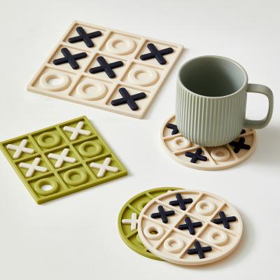 China Quadrat X O Zweifarbige 5,5 mm Silikon-Getränke mit Halter für Tischschutz und Büro Schreibtisch Tasse Matte Set für Heimdekor nicht rutschig und nicht klebend Quadrat rund zu verkaufen