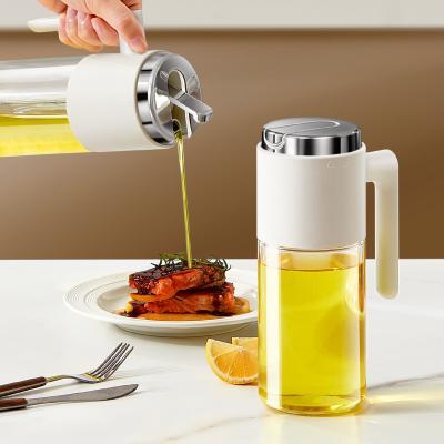 China NUEVO 500 ml / 17 oz tapa de acero inoxidable vinagre claro y botella de aceite de oliva Dispenser automático Flip vidrio aceite contenedor de olla en venta