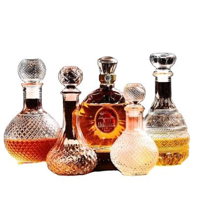 China Gift & 2021 Craft 900ml Wine Bottle Decoration Patterned Glass Wine Bottle for sale