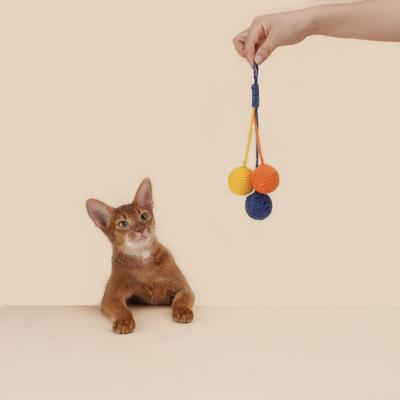 China 2022 Amazon Stocked Wholesale Hot Selling Colorful Grinding Interactive Toy Cat Sisal Ball Toys Pet Claw Toys for sale