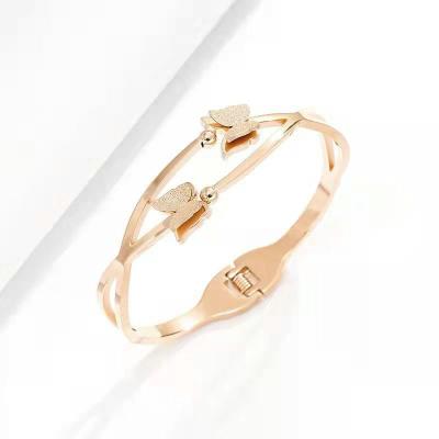 China New and unique exquisite titanium steel bracelet for women with fade opening rose gold lovers bracelet for sale