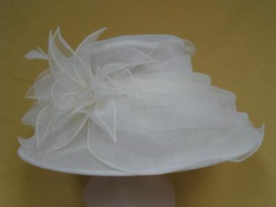 China Sombrero elegante blanco de la organza de la iglesia con las plumas de Coque y muñequera del satén para el día normal en venta