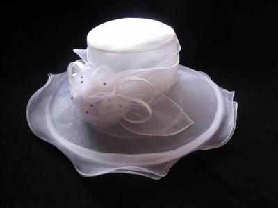 China Sombrero cómodo, elegante de la organza de la iglesia para las mujeres con el ajuste del uno mismo de la organza y rosas en venta