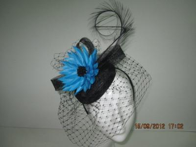 China Sombreros de las señoras Fascinator de Sinamay de la moda con la flor, las plumas encrespadas y velo en venta