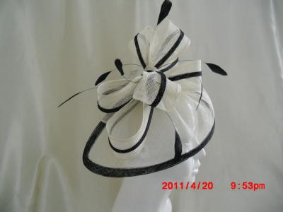 China Sombreros elegantes blancos y negros de las señoras Fascinator de la iglesia con el arco de Sinamay, pluma en venta