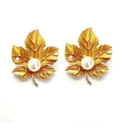 China Pointback Korean Rose Gold Pearl Leaf Brooch Hollowed- Out Crystal Cardigan Pin Pin for sale