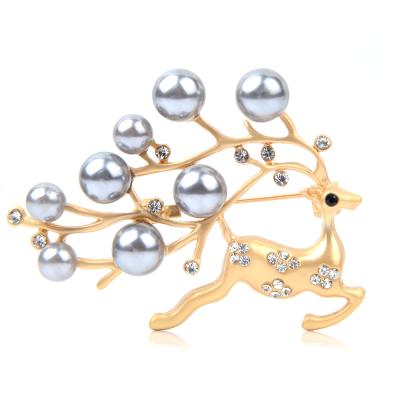 China Hot Selling Fashionable ALLOY Metal Christmas Animal Elk Crystal Pearl Brooch for sale