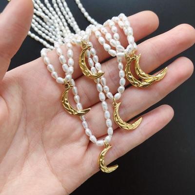 China Environmental Hot Selling Gold Plated Rice Pearl Clavicle Necklace Stainless Steel Natural Freshwater Moon Necklace for sale