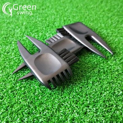 China Hot Selling Plastic Golf Throwing Fork With Club Brush Plastic Golf Digging Tool With Brush for sale