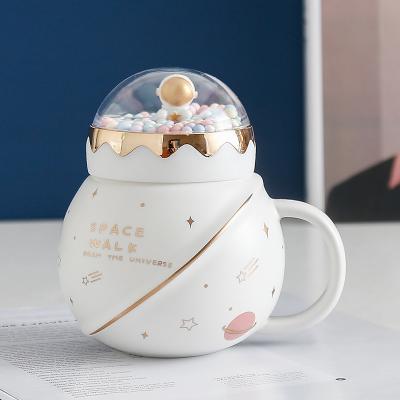 China Viable Landscape Cute Cover Ceramic Mug Cartoon Planet Astronaut Gift Astronaut Large Capacity Water Cup for sale