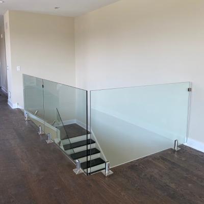 China Modern Top Mount Frameless Balustrade Railing System With Glass Panels Around Home And Yard for sale